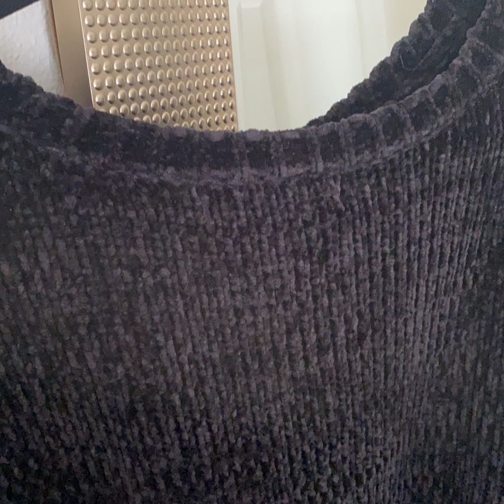 black sweater - Picture 3 of 4